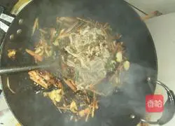 Illustration of how to make improved fish-flavored shredded pork 4