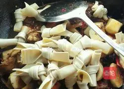 Illustration of Sichuan Style Potato Braised Pork Ribs 19