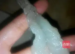 Illustration of how to make fried anchovy shrimp balls 1