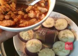 Illustration of steaming eggplant with minced meat 7