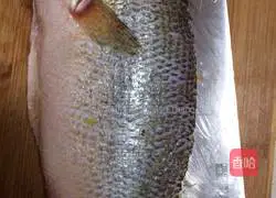 Cantonese style steamed fish recipe illustration 5