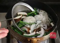 Illustration of how to make spicy squid hot pot 4