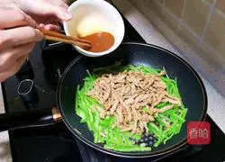 Illustration of how to make green pepper shredded pork 4