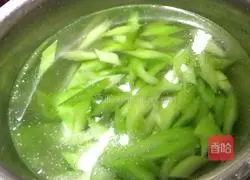 Recipe for stir-frying celery with lilies 8
