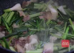 Illustration of how to stir-fry meat with parsley and garlic sprouts 3