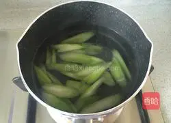 Illustration of how to make dragon fruit seafood salad 3