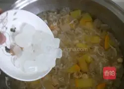 Illustration of how to make pumpkin, white fungus and lotus seed soup 4