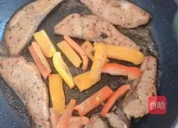 Illustration of how to make pan-fried black pepper salmon/macaroni salad 9