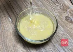 Illustration of how to make shrimp, fungus and millet porridge 1