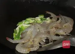 Illustration of how to make salt and pepper shrimp 3