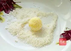Illustration of how to make golden coconut balls 8