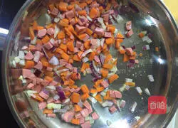 Illustration of how to make French ham mashed potatoes 6