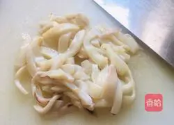 Illustration of how to make fried shredded squid with leeks 1