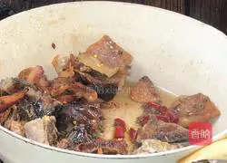 Illustration of how to cook cured fish in dry pot 9