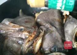 Illustration of how to make fish head in red braised dish 4