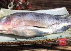 Illustration of how to cook crucian carp with coriander 2