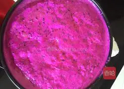 Illustration of how to make dragon fruit yogurt mousse cake 10