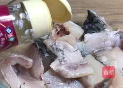 Illustration of how to make spicy grilled fish cubes 1