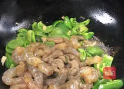Illustration of how to stir-fry shrimps with bell peppers 7
