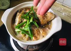 Illustration of how to make salmon head in casserole 11