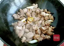 Illustration of how to make red wine stewed beef 5