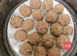 Illustration of how to make steamed parsley and lotus root meatballs 8