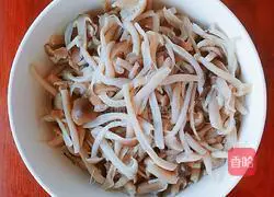 Illustration of how to make fried noodles with seafood, mushrooms and shredded pork 2