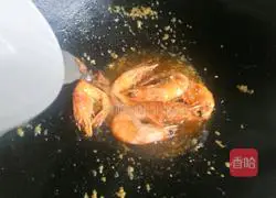Illustration of braised prawns in oil 10
