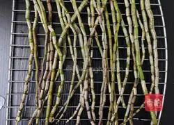 Illustration of how to make dendrobium and wolfberry wine 1