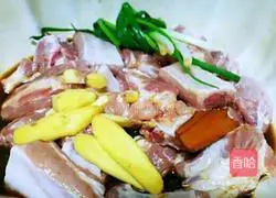 Illustration of how to cook pork ribs and chicken feet stewed 5