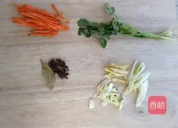 Illustration of how to cook yellow croaker in iron pot 1