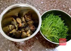 Illustration of how to make garlic paste, fake abalone and bitter chrysanthemum cold salad 1