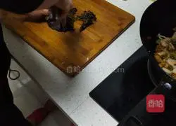 Illustration of how to make stir-fried wasabi with meat 1