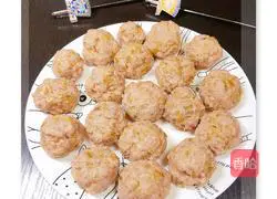 Illustration of how to make steamed parsley and lotus root meatballs 10