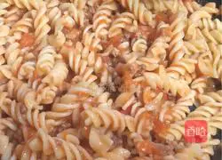 Illustration of how to make macaroni with tomato meat sauce 8