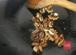 Illustration of how to make fried shrimps with lily and peach kernels 4