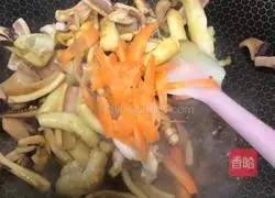 Illustration of how to stir-fry squid with green onions 9