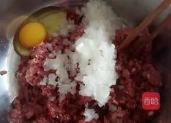 Three-layer beef burger recipe illustration 3