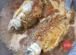 Illustration of braised crucian carp 9