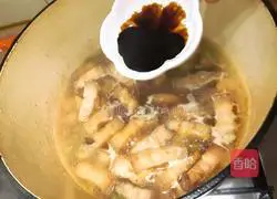 Illustration of how to make braised meat with dried beans 14