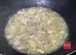 Illustration of how to make fried enoki mushrooms with lean meat 8