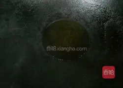 Illustration of how to cook twice-cooked pork with tea tree mushrooms 4