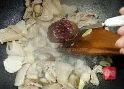 Illustration of the recipe of twice-cooked pork with garlic moss 5