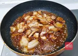 Illustration of the recipe of twice-cooked pork with sweet pepper and fungus 9