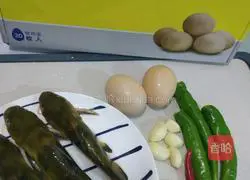 Illustration of how to cook poached eggs with yellow yatou 2