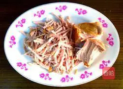 Illustration of how to make hand-shredded red oil spicy pork shreds 6