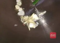 How to stir-fry sea cucumbers with green onions Illustration 8