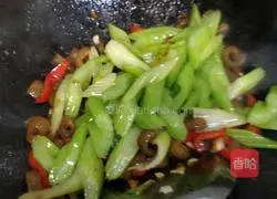 Illustration of how to stir-fry pork rinds with celery 6