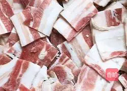 Illustration of how to make fried pork belly 1