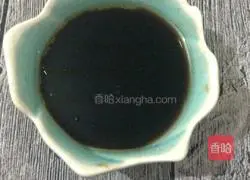 Illustration of how to make preserved meat clay pot rice 6